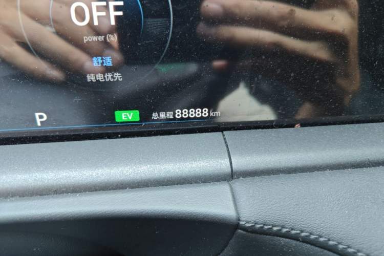 Used VOYAH FREE 2025 318 259 km All-Wheel-Drive Exploration Edition Odometer Close Up