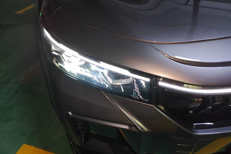 Used VOYAH FREE 2025 318 318 km Rear-Drive Touring Edition Right Front Headlight