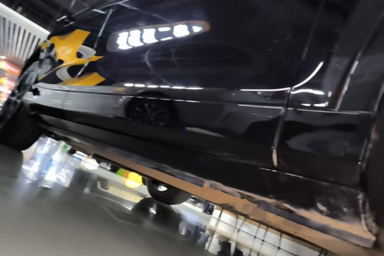 Used VOYAH FREE 2025 318 318 km Rear-Drive Touring Edition Right Side Sill