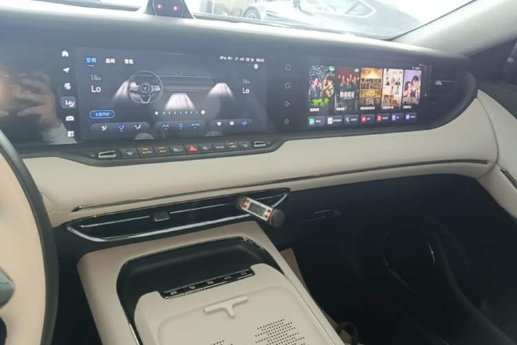 Used VOYAH FREE 2025 318 259 km All-Wheel-Drive Exploration Edition Audio And AC Panel