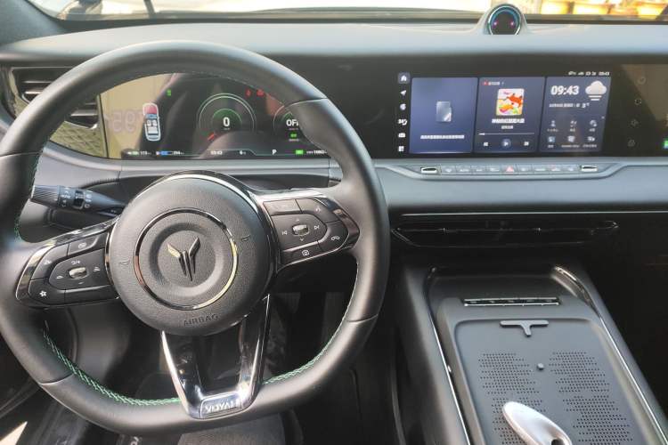 Used VOYAH FREE 2025 318 259 km All-Wheel-Drive Exploration Edition Center Console