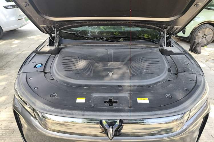 Used VOYAH FREE 2025 Model FREE+ Four-Wheel-Drive Qiankun Edition Engine Bay