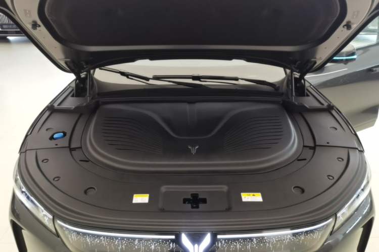 Used VOYAH FREE 2025 Model FREE+ Four-Wheel-Drive Qiankun Edition Engine Bay