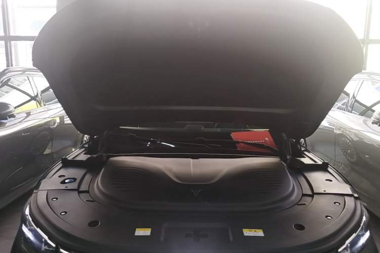 Used VOYAH FREE 2025 Model FREE+ Four-Wheel-Drive Qiankun Edition Engine Bay