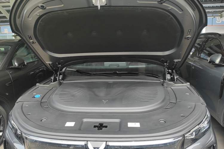 Used VOYAH FREE 2025 Model FREE+ Four-Wheel-Drive Qiankun Edition Engine Bay