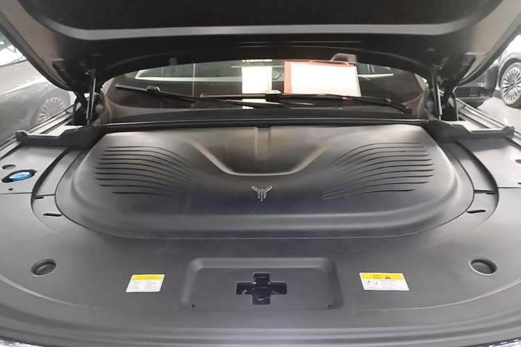 Used VOYAH FREE 2025 Model FREE+ Four-Wheel-Drive Qiankun Edition Engine Bay