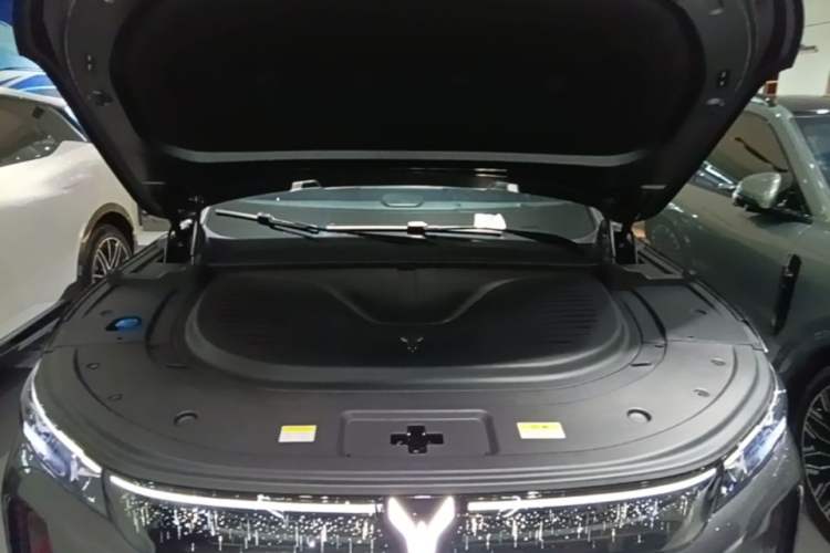 Used VOYAH FREE 2025 Model FREE+ Four-Wheel-Drive Qiankun Edition Engine Bay