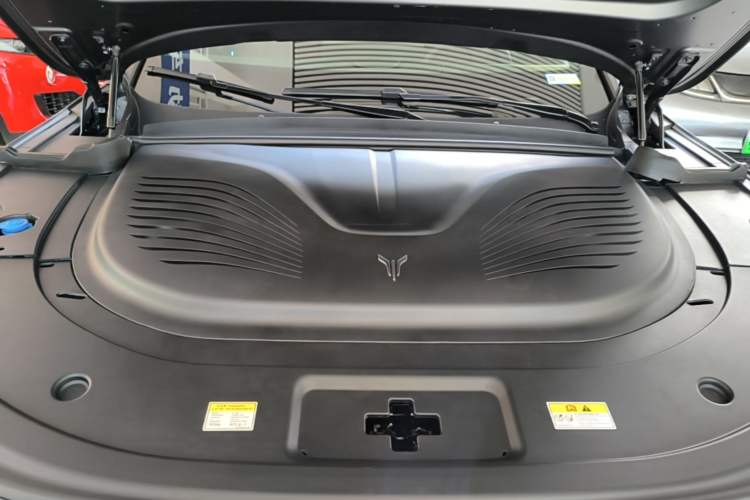 Used VOYAH FREE 2025 Model FREE+ Four-Wheel-Drive Qiankun Edition Engine Bay