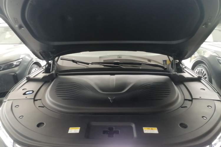 Used VOYAH FREE 2025 Model FREE+ Four-Wheel-Drive Qiankun Edition Engine Bay