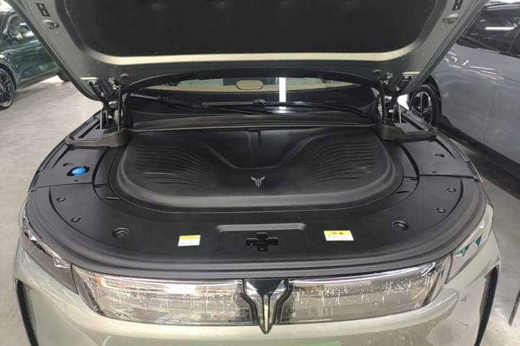 Used VOYAH FREE 2025 Model FREE+ Four-Wheel-Drive Qiankun Edition Engine Bay