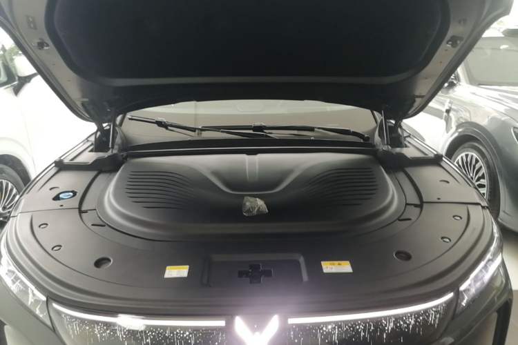 Used VOYAH FREE 2025 Model FREE+ Four-Wheel-Drive Qiankun Edition Engine Bay