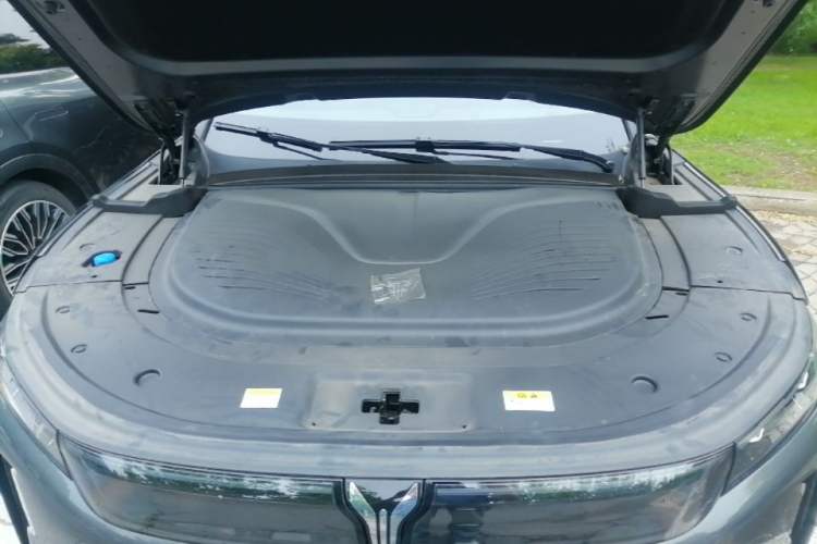 Used VOYAH FREE 2025 Model FREE+ Four-Wheel-Drive Qiankun Edition Engine Bay