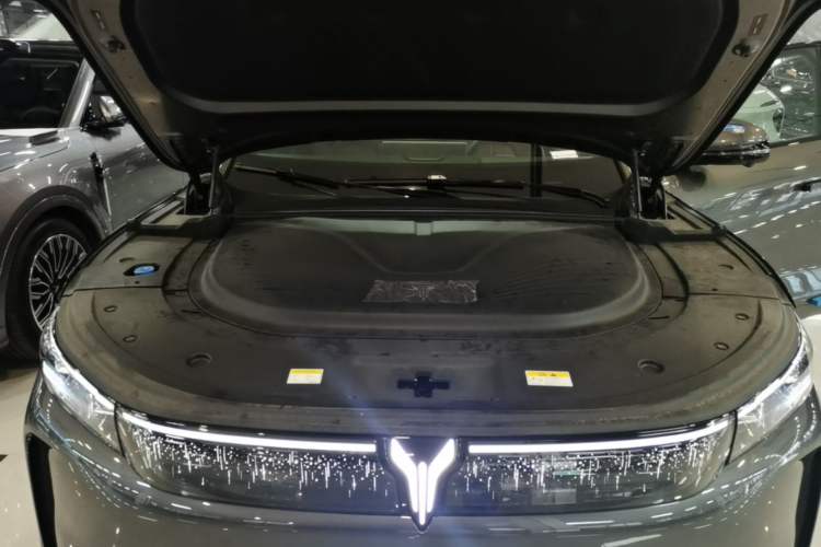 Used VOYAH FREE 2025 Model FREE+ Four-Wheel-Drive Qiankun Edition Engine Bay