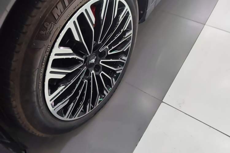 Used VOYAH FREE 2025 Model FREE+ Four-Wheel-Drive Qiankun Edition Exterior 4