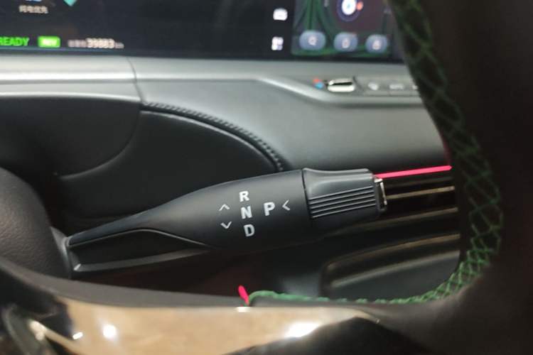 Used VOYAH FREE 2025 318 259 km All-Wheel-Drive Exploration Edition Gear Lever