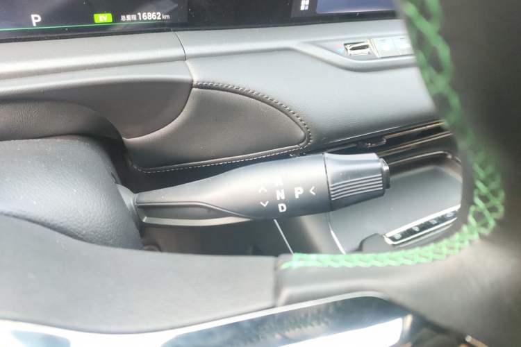 Used VOYAH FREE 2025 318 259 km All-Wheel-Drive Exploration Edition Gear Lever