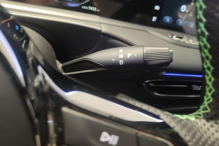 Used VOYAH FREE 2025 318 259 km All-Wheel-Drive Exploration Edition Gear Lever