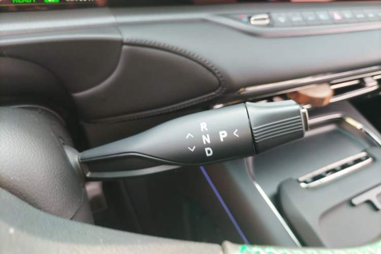 Used VOYAH FREE 2025 318 259 km All-Wheel-Drive Exploration Edition Gear Lever