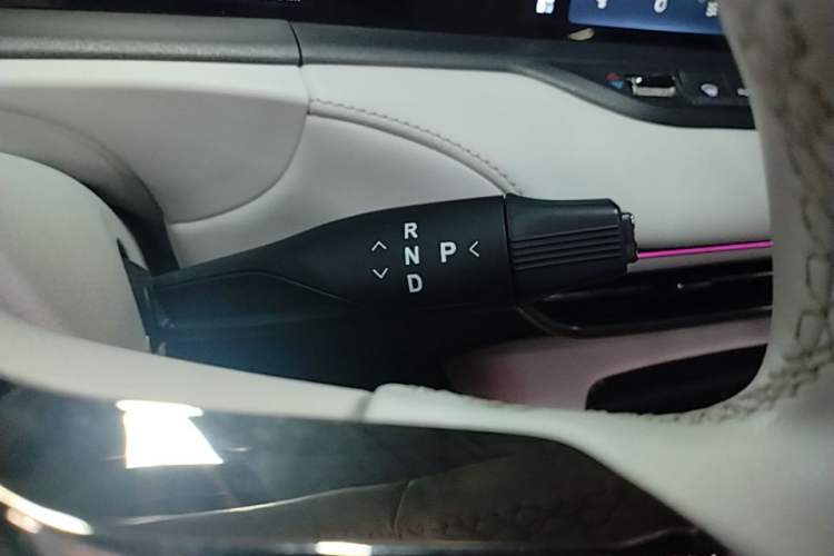 Used VOYAH FREE 2025 318 259 km All-Wheel-Drive Exploration Edition Gear Lever