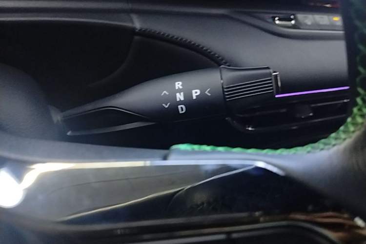 Used VOYAH FREE 2025 318 259 km All-Wheel-Drive Exploration Edition Gear Lever