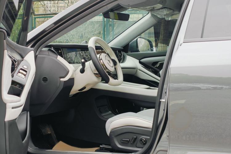 Used VOYAH FREE 2025 318 259 km All-Wheel-Drive Exploration Edition Interior 2