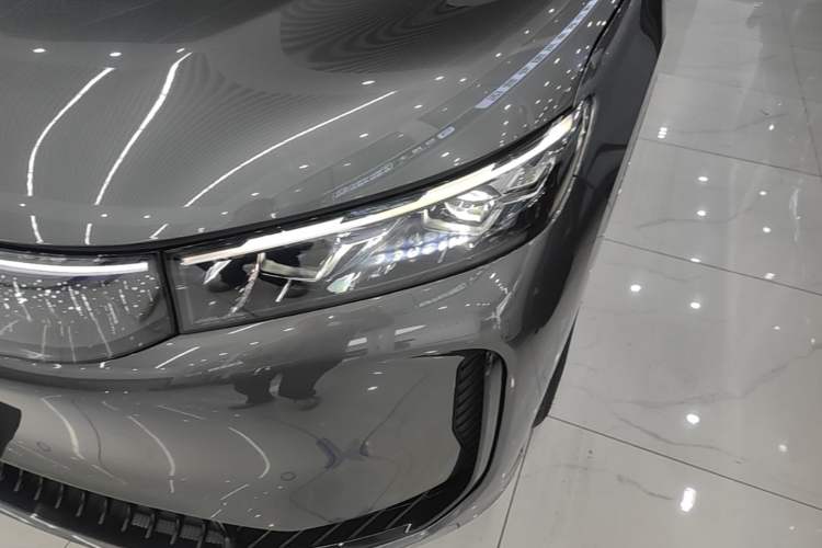 Used VOYAH FREE 2025 Model FREE+ Four-Wheel-Drive Qiankun Edition Left Front Headlight