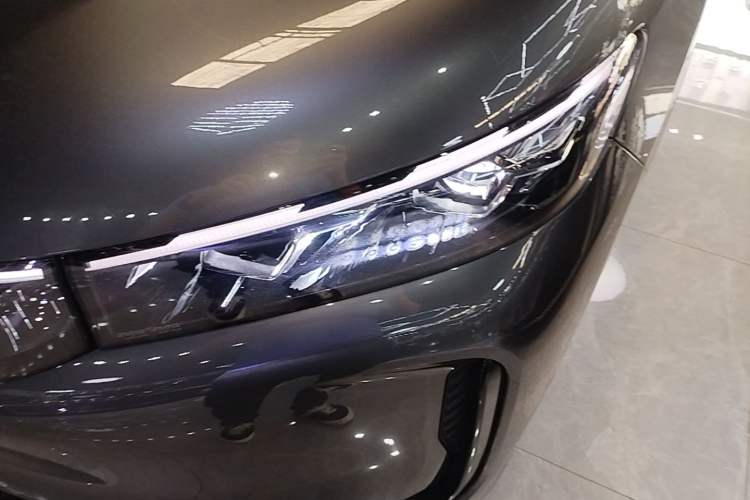 Used VOYAH FREE 2025 Model FREE+ Four-Wheel-Drive Qiankun Edition Left Front Headlight