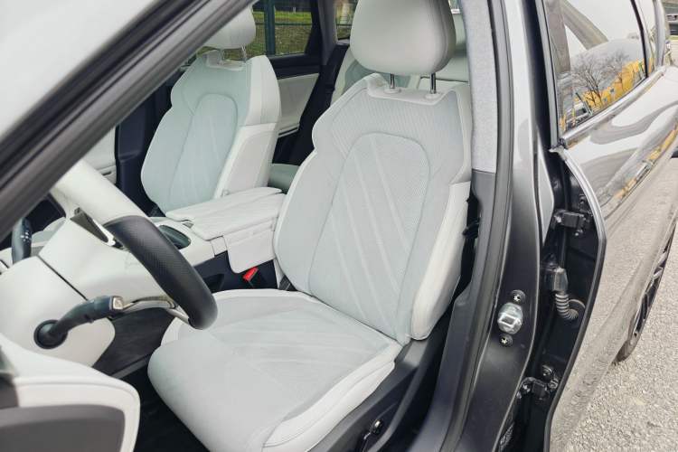 Used VOYAH FREE 2025 318 259 km All-Wheel-Drive Exploration Edition Left Front Seat