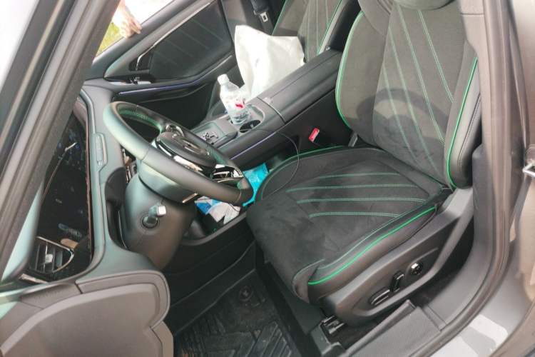 Used VOYAH FREE 2025 318 259 km All-Wheel-Drive Exploration Edition Left Front Seat
