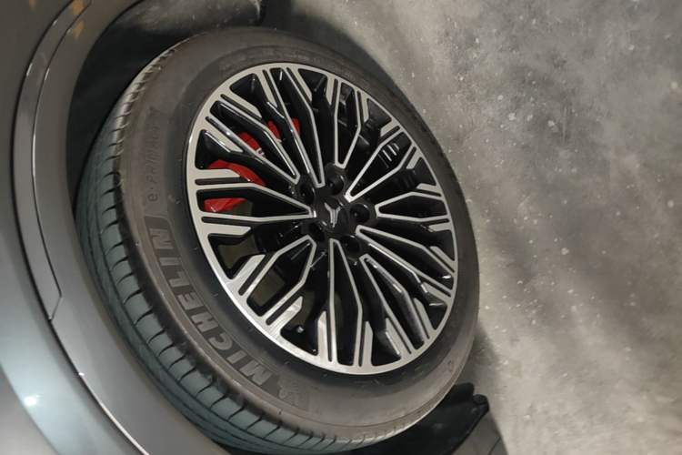 Used VOYAH FREE 2025 Model FREE+ Four-Wheel-Drive Qiankun Edition Left Front Wheel Hub