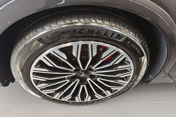 Used VOYAH FREE 2025 Model FREE+ Rear-Drive Qiankun Edition Left Front Wheel Hub