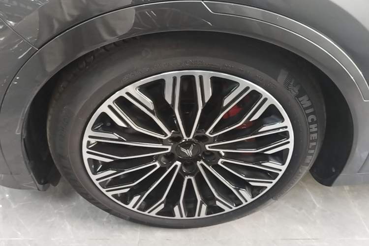 Used VOYAH FREE 2025 Model FREE+ Four-Wheel-Drive Qiankun Edition Left Front Wheel Hub