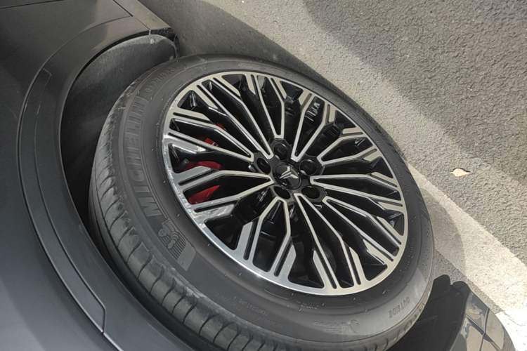 Used VOYAH FREE 2025 Model FREE+ Four-Wheel-Drive Qiankun Edition Left Front Wheel Hub