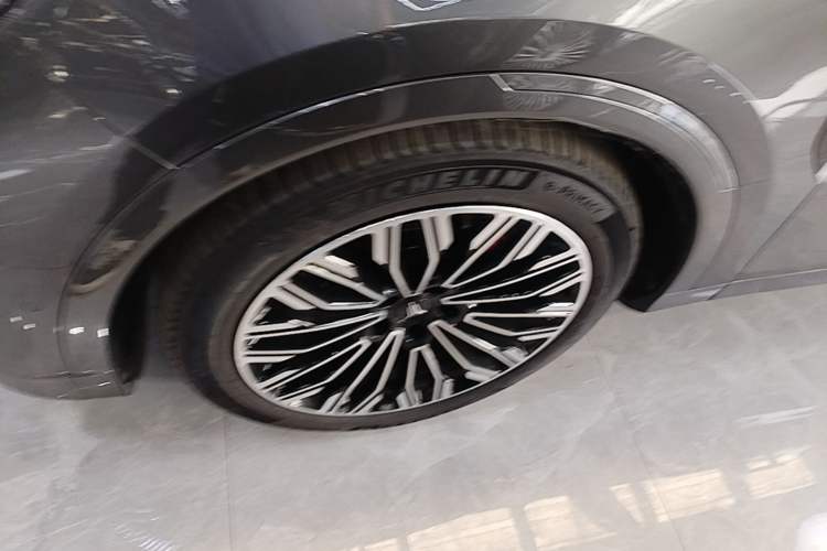 Used VOYAH FREE 2025 Model FREE+ Four-Wheel-Drive Qiankun Edition Left Front Wheel Hub