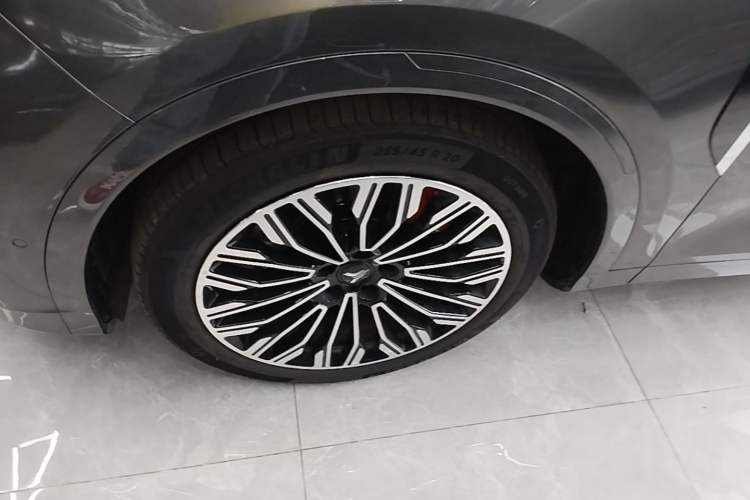 Used VOYAH FREE 2025 Model FREE+ Four-Wheel-Drive Qiankun Edition Left Front Wheel Hub