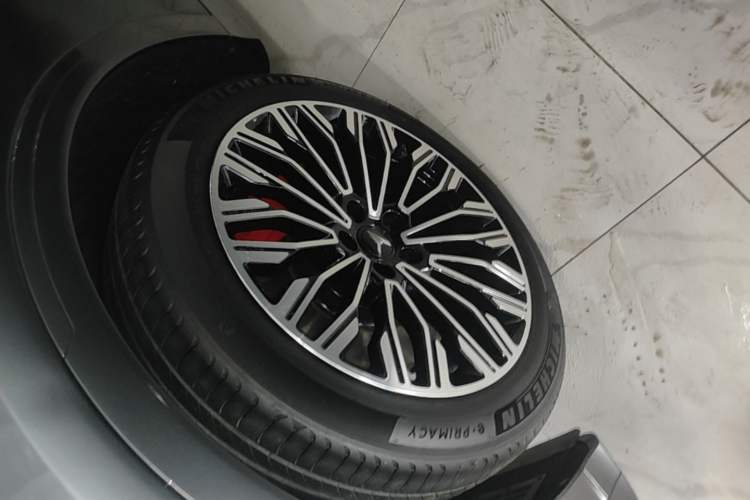 Used VOYAH FREE 2025 Model FREE+ Four-Wheel-Drive Qiankun Edition Left Front Wheel Hub