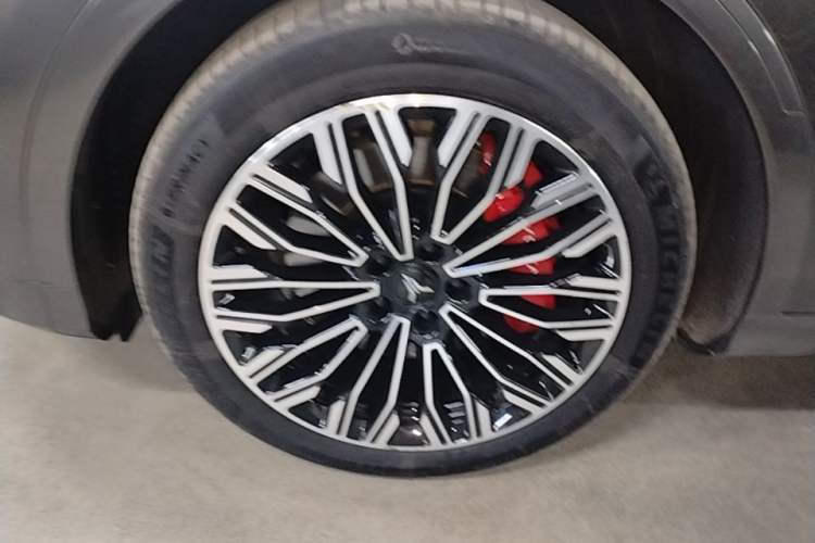 Used VOYAH FREE 2025 Model FREE+ Rear-Drive Qiankun Edition Left Front Wheel Hub