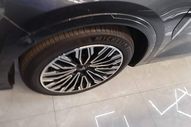 Used VOYAH FREE 2025 Model FREE+ Rear-Drive Qiankun Edition Left Front Wheel Hub