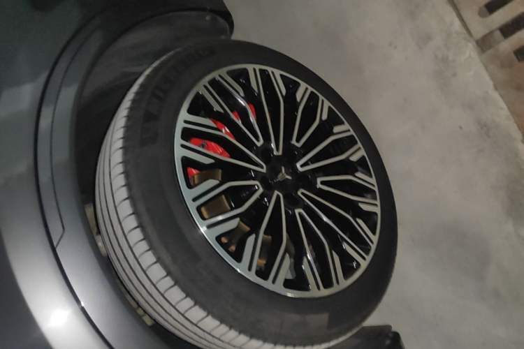 Used VOYAH FREE 2025 Model FREE+ Rear-Drive Qiankun Edition Left Front Wheel Hub