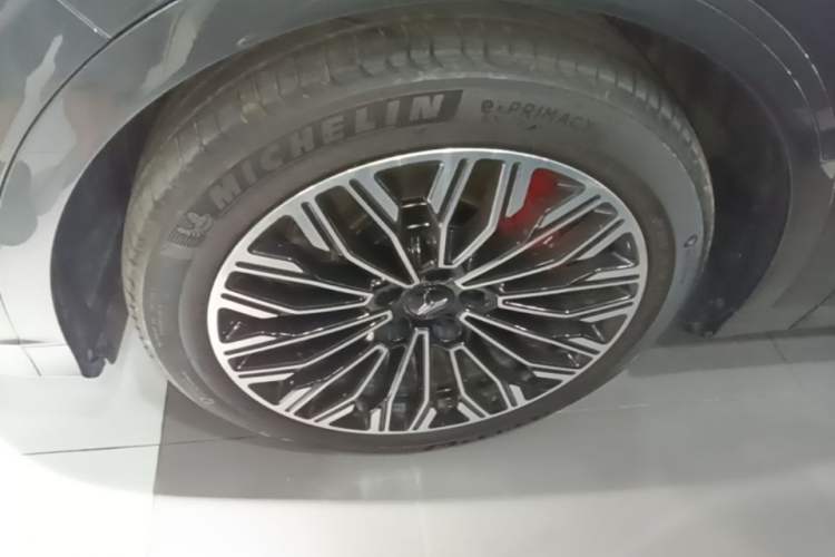 Used VOYAH FREE 2025 Model FREE+ Four-Wheel-Drive Qiankun Edition Left Front Wheel Hub
