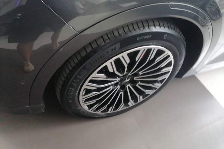 Used VOYAH FREE 2025 Model FREE+ Four-Wheel-Drive Qiankun Edition Left Front Wheel Hub
