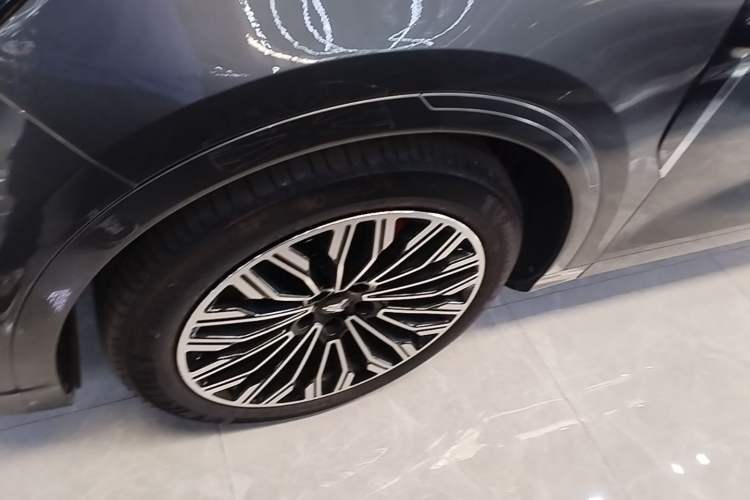 Used VOYAH FREE 2025 Model FREE+ Rear-Drive Qiankun Edition Left Front Wheel Hub