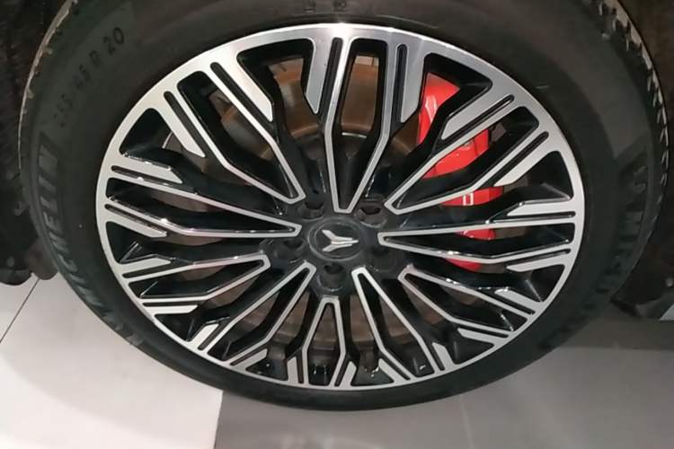 Used VOYAH FREE 2025 Model FREE+ Four-Wheel-Drive Qiankun Edition Left Front Wheel Hub