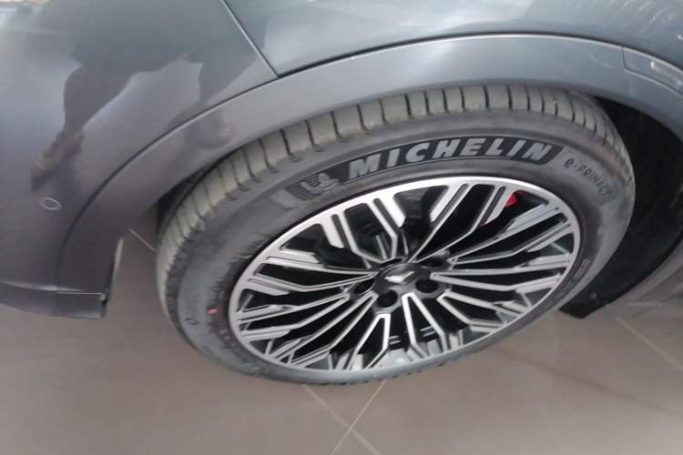 Used VOYAH FREE 2025 Model FREE+ Four-Wheel-Drive Qiankun Edition Left Front Wheel Hub