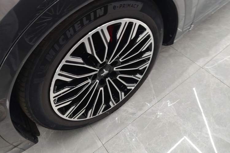 Used VOYAH FREE 2025 Model FREE+ Four-Wheel-Drive Qiankun Edition Left Front Wheel Hub