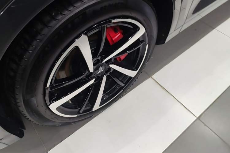 Used VOYAH FREE 2025 Model FREE+ Four-Wheel-Drive Qiankun Edition Left Front Wheel Hub