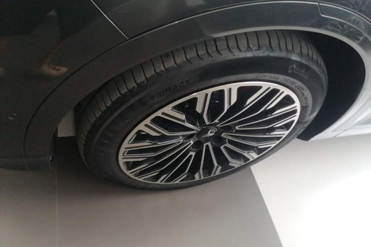 Used VOYAH FREE 2025 Model FREE+ Four-Wheel-Drive Qiankun Edition Left Front Wheel Hub