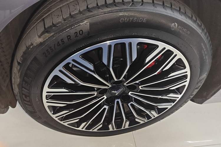 Used VOYAH FREE 2025 Model FREE+ Four-Wheel-Drive Qiankun Edition Left Front Wheel Hub