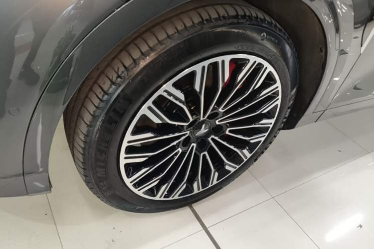 Used VOYAH FREE 2025 Model FREE+ Rear-Drive Qiankun Edition Left Front Wheel Hub