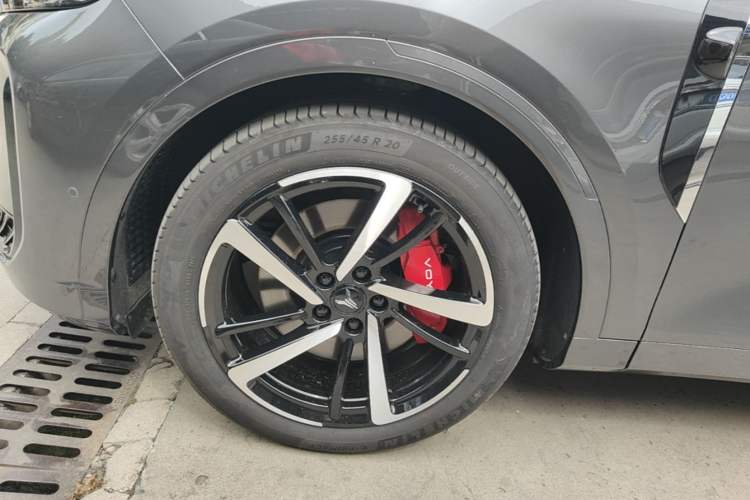 Used VOYAH FREE 2025 Model FREE+ Four-Wheel-Drive Qiankun Edition Left Front Wheel Hub